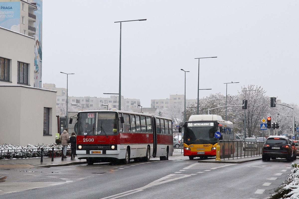 2600
Ikarus stoi na przystanku âMetro Trocka 02â jako kurs linii numer 410: Metro Marymont (12:20)-Metro Trocka (13:08). Za nim widoczna jest Scania CN280UB 4x2 EB CNG #9685 jadÄca jako kurs linii numer 156: Dw. Wschodni-Kijowska (12:40)-Metro MĹociny (13:46). 
Słowa kluczowe: IK280 10-lecie_wycofania_ikarusĂłw