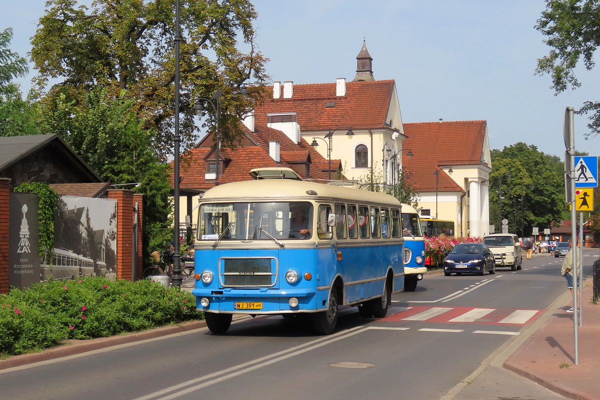 8082
San wyjechaĹ z zatoki przy dworcu PKP jadÄc na przystanek âGrodzisk Maz. KoĹciuszki/1 Maja 51â gdzie rozpocznie wykonywaÄ kolejny kurs linii specjalnej S. Za nim podobny manewr wykonuje Jelcz 043 #8058. Obok widoczne jest zdjÄcie z lat 70, przedstawiajÄce grodziski dworzec PKP i stojÄce przed nim Sany H100, identyczne jak tytuĹowy wĂłz. Pozdrowienia dla zaĹĂłg obu wozĂłw!
