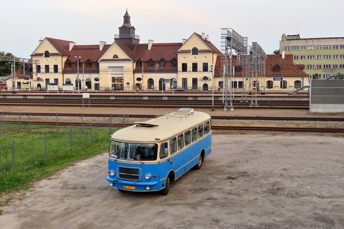 8082
San w trakcie âfotostopuâ stoi na pÄtli jako kurs linii specjalnej S â Grodzisk Maz. KoĹciuszki/1 Maja (18:30)-ZabĹotnia Ĺwietlica (19:00)-Grodzisk Maz. KoĹciuszki/1 Maja (19:33).
