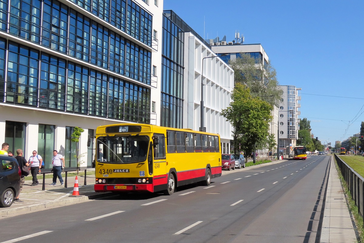 4340
Jelcz przywiĂłzĹ uczestnikĂłw XI OgĂłlnopolskiego Zjazdu StowarzyszeĹ MiĹoĹnikĂłw Komunikacji Miejskiej do siedziby ZTM Warszawa i oczekuje by zjechaÄ na pusto na WĹoĹciaĹskÄ. 
Słowa kluczowe: 120M