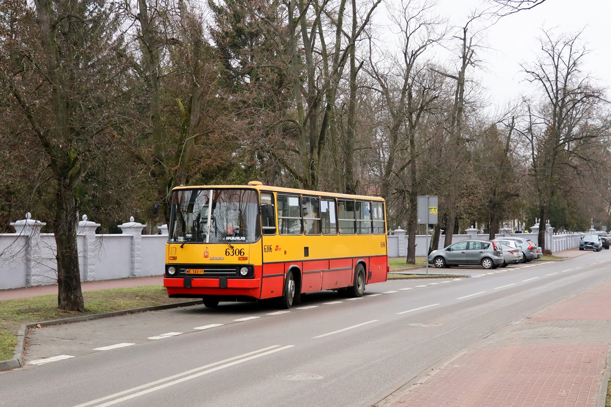 6306
Ikarus stoi na przystanku âGrodzisk Maz. RadoĹska WKD 02â jako wynajem zorganizowany przez Stowarzyszenie Klub MiĹoĹnikĂłw EKD/WKD. 
Słowa kluczowe: IK260
