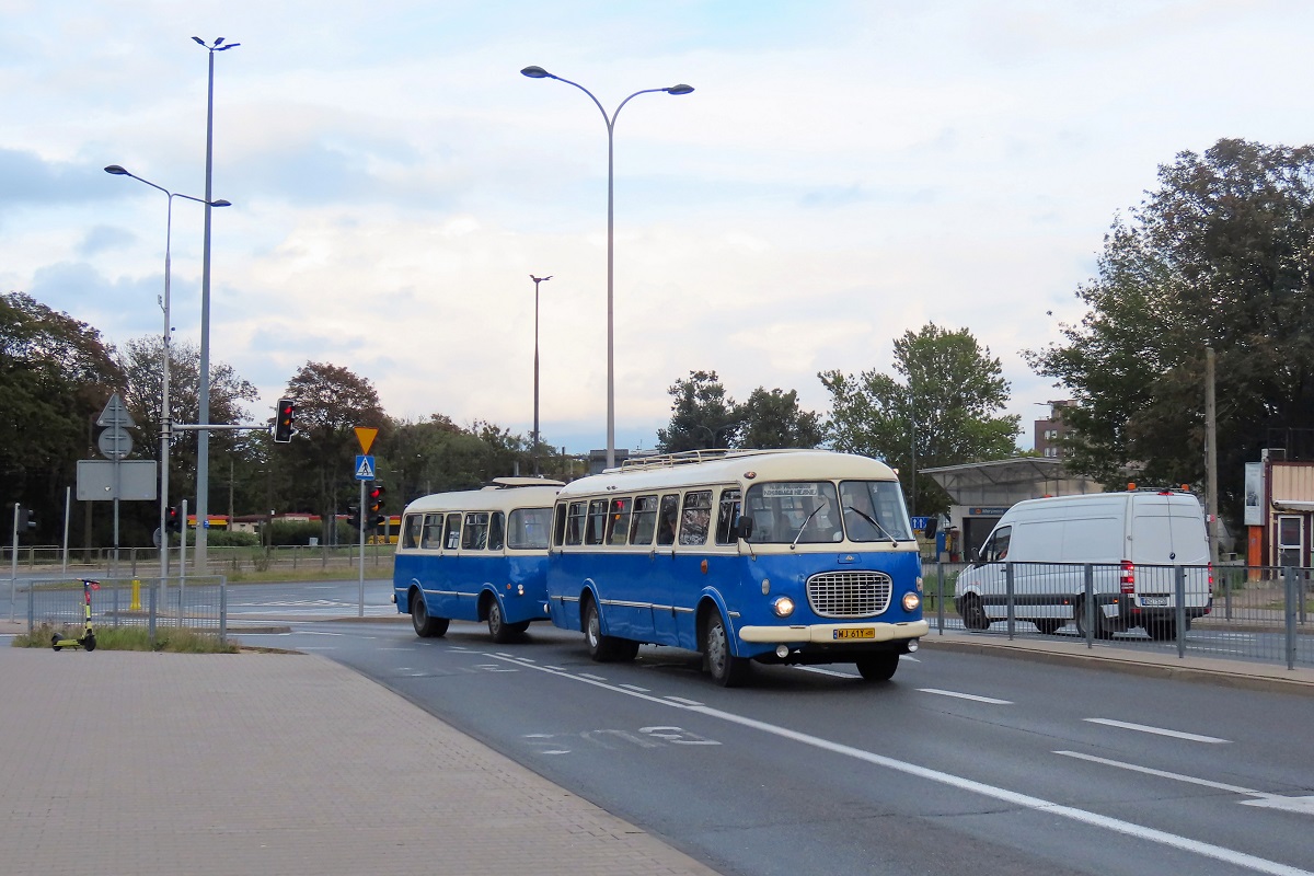8058+618
OgĂłrek wraz z doczepÄ zjeĹźdĹźa do CWS WĹoĹciaĹska z Zajezdni R4 Stalowa gdzie wykonywaĹ kursy spacerowe po jej terenie z okazji Dni Transportu Publicznego 2022. Pozdrowienia dla zaĹogi autobusu!
