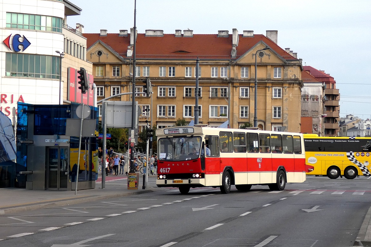 4617
Jelcz wykonuje opĂłĹşniony o ok. 20 minut kurs linii numer 100 w relacji Stare Miasto (16:30)-Stare Miasto (17:34). 
BrygadÄ tÄ w ostatni dzieĹ (a wĹaĹciwie to nawet w ostatni weekend) kursowania linii turystycznych WTP w tym sezonie miaĹa obsĹugiwaÄ rezerwowa stodwudziestka #4340, tego dnia jednak ostatecznie wysĹano planowego #4617. 
Słowa kluczowe: PR110M
