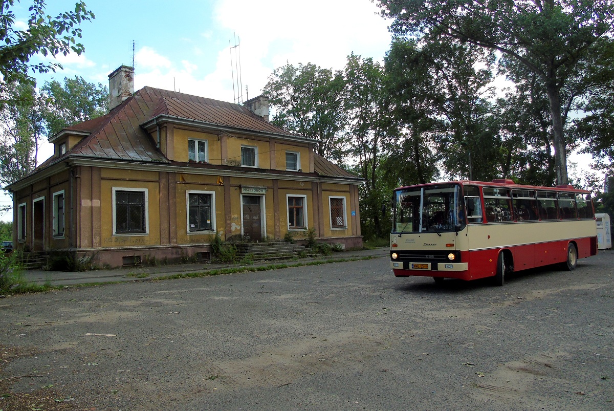 WWL 05
Ikarus podczas fotostopu przy dworcu PKP w Mszczonowie w trakcie powrotu z ZNT Kruszewiec z miĹoĹnikami kolei z grupy âPo Szynach Mazowszaâ w relacji Idzikowice -Warszawa Plac Zawiszy. 
Słowa kluczowe: IK256 Architektura