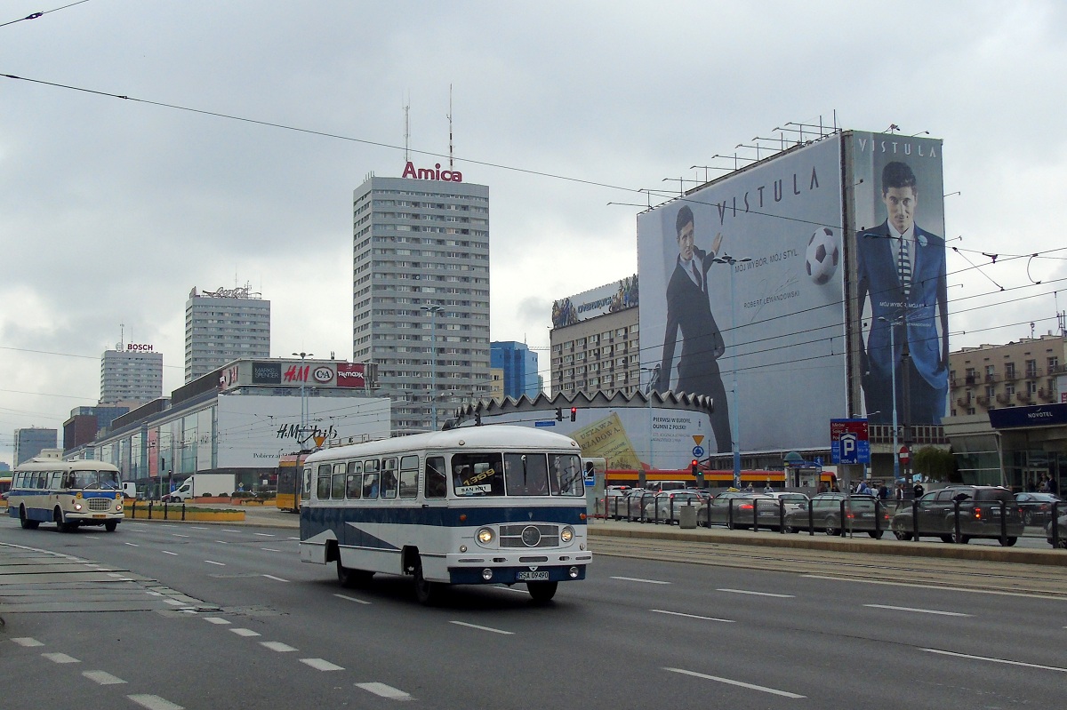 RSA 09490 
San i OgĂłrek 043 #KTA 1V jadÄ ulicami Warszawy w trakcie parady autobusĂłw w ramach MiÄdzynarodowego Zlotu Zabytkowych AutobusĂłw 2016. 
Słowa kluczowe: NM2016 Parada
