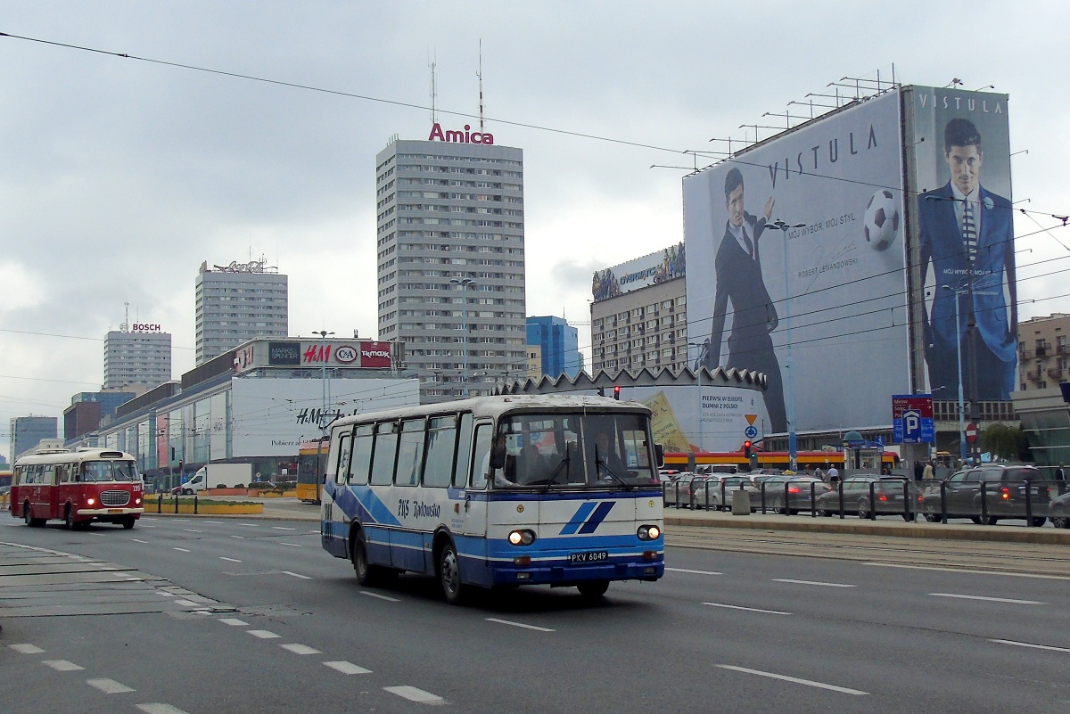 F80613
Klamka i Jelcz 272 MEX#199 jadÄ ulicami Warszawy w trakcie parady autobusĂłw w ramach MiÄdzynarodowego Zlotu Zabytkowych AutobusĂłw 2016. 
Słowa kluczowe: NM2016 H9-21 Parada