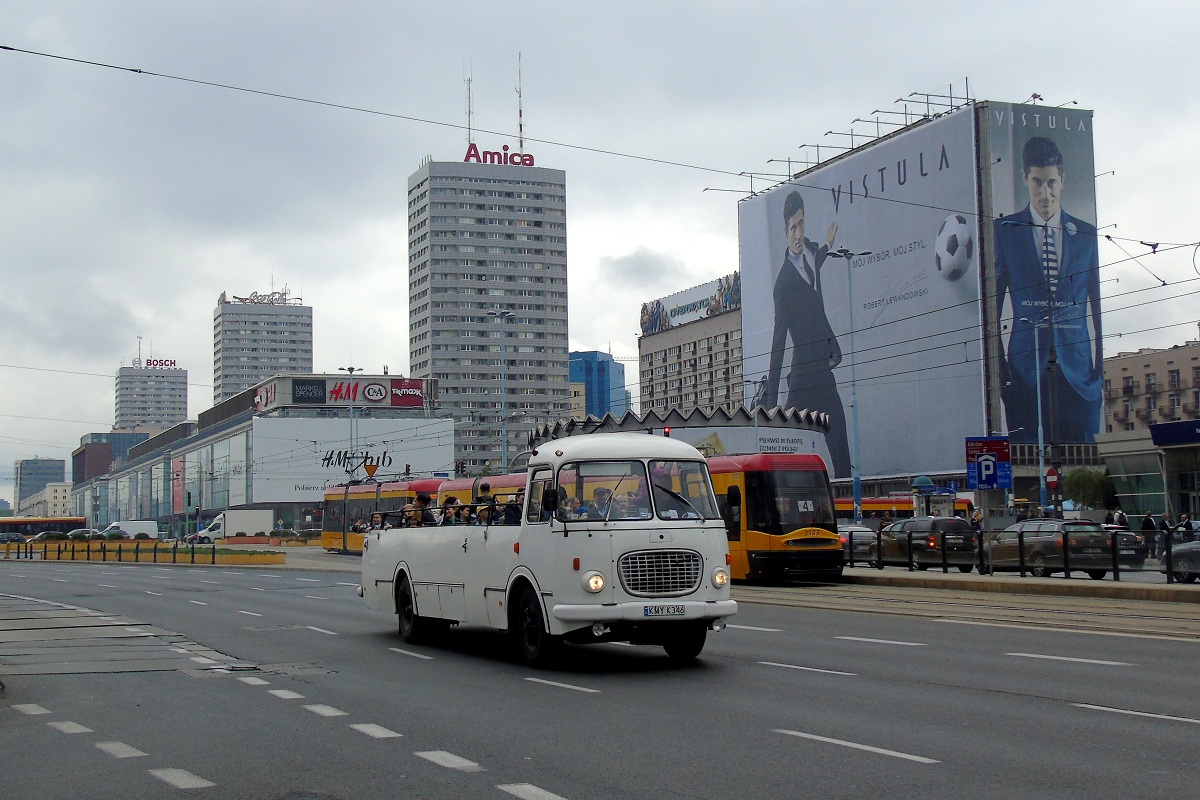 13
OgĂłrek jedzie ulicami Warszawy w trakcie parady autobusĂłw w ramach MiÄdzynarodowego Zlotu Zabytkowych AutobusĂłw 2016. 
Słowa kluczowe: NM2016 J043