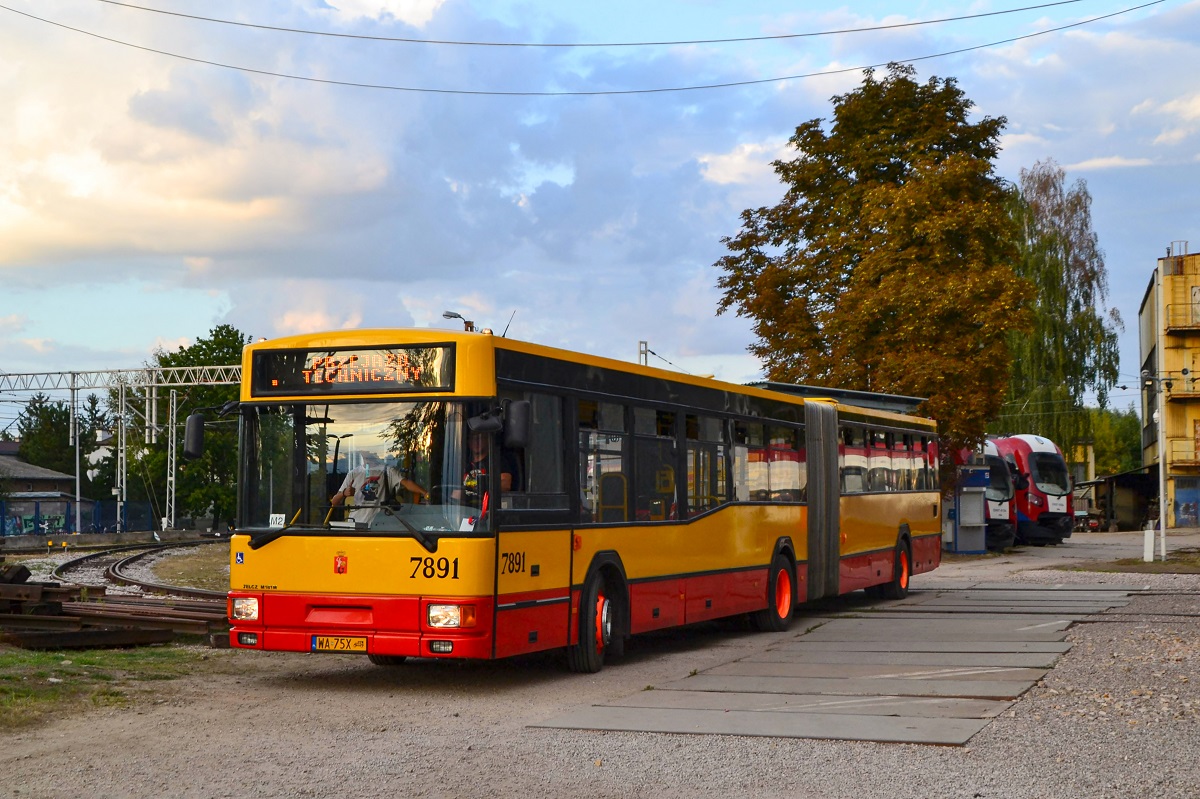 7891
Jelcz wyrusza na teren ORT WĹoĹciaĹska po zakoĹczonej prezentacji z okazji Dnia Otwartego w WKD. Pozdrowienia dla zaĹogi!
