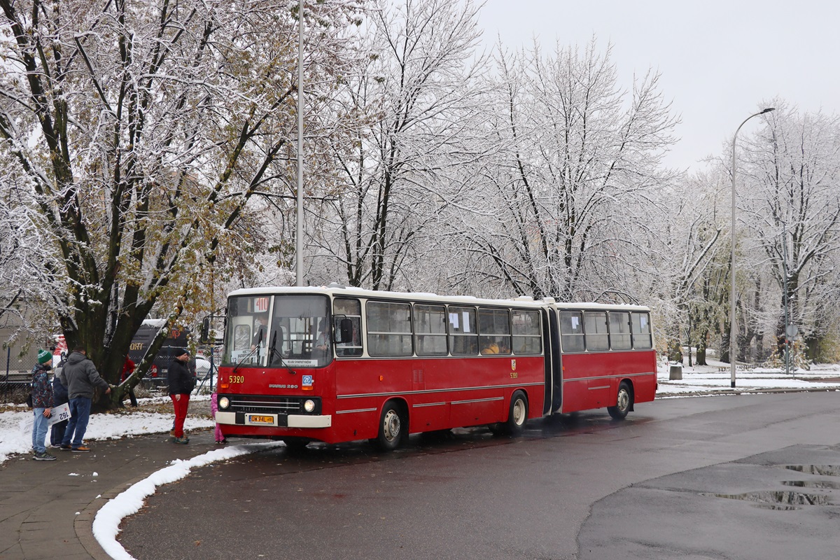 5320
Ikarus przyjechaĹ z ORT WĹoĹciaĹska by obsĹuĹźyÄ kurs linii numer 410: Metro Trocka (12:50)-Metro Marymont (13:41). 
Słowa kluczowe: IK280 10-lecie_wycofania_ikarusĂłw