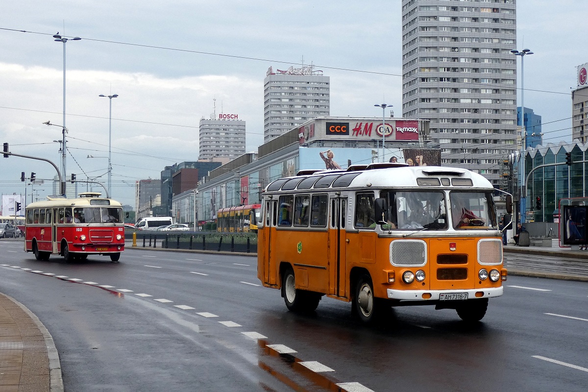 AH 7316-7
PAZ i SAN (#160) biorÄ udziaĹ w paradzie zabytkowych autobusĂłw w ramach XIV Zlotu Zabytkowych AutobusĂłw. 
Słowa kluczowe: NM2019 Parada