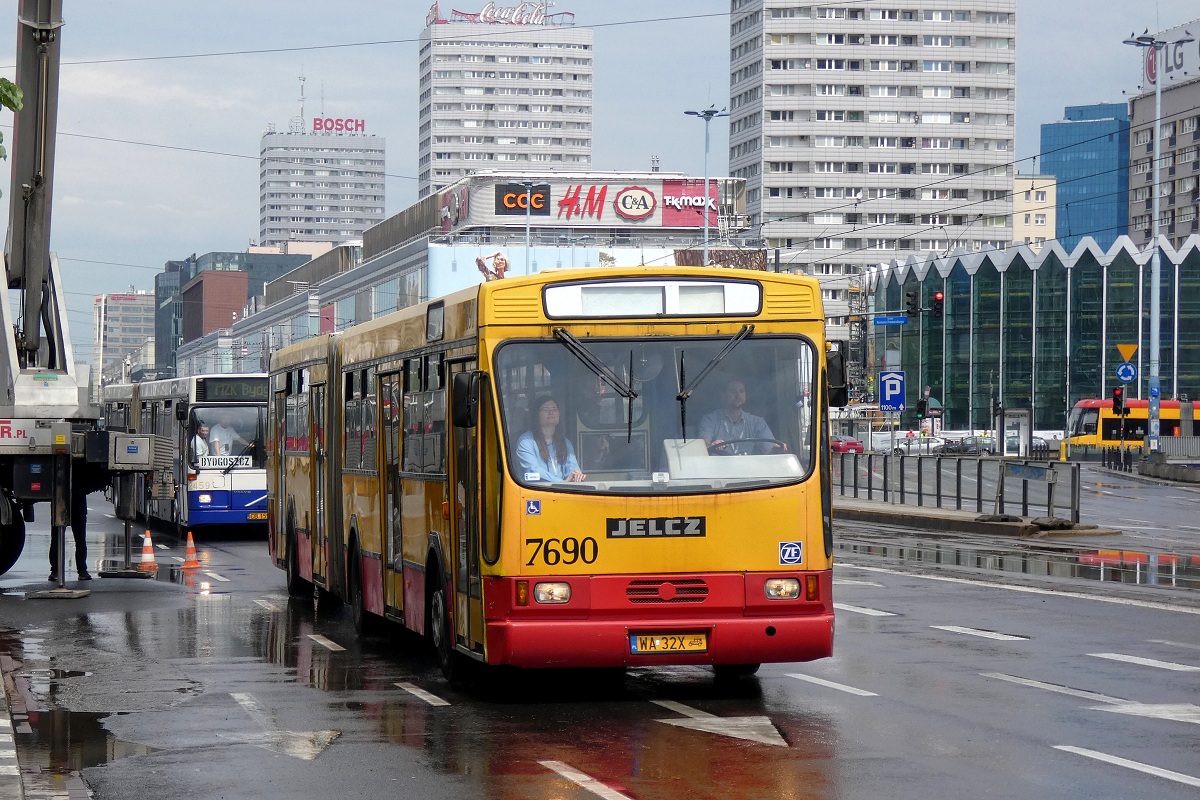 7690
Jelcz i Volvo (#2459) biorÄ udziaĹ w paradzie zabytkowych autobusĂłw w ramach XIV Zlotu Zabytkowych AutobusĂłw. 
Słowa kluczowe: NM2019 Parada