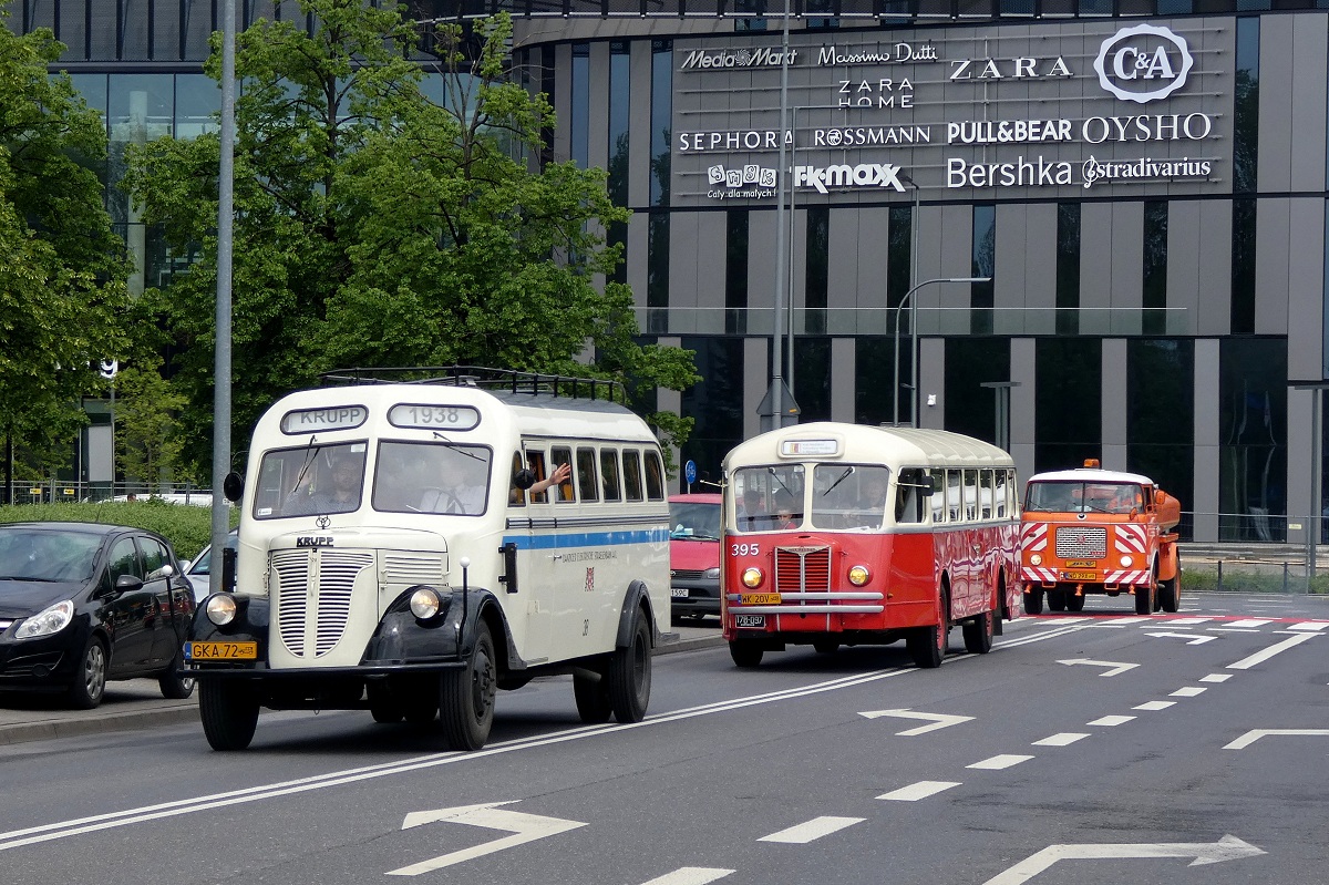 GKA 72
Krupp , Chausson (#395) i Polewaczka Liaz #016 biorÄ udziaĹ w paradzie zabytkowych autobusĂłw w ramach XIV Zlotu Zabytkowych AutobusĂłw. 
Słowa kluczowe: NM2019 Parada