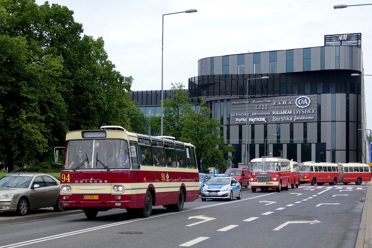 94
Psiukacz, Ikarus z przyczepÄ od Karosy (#118+600) i OgĂłrek (#549) biorÄ udziaĹ w paradzie zabytkowych autobusĂłw w ramach XIV Zlotu Zabytkowych AutobusĂłw. 
Słowa kluczowe: NM2019 H9-35 Parada