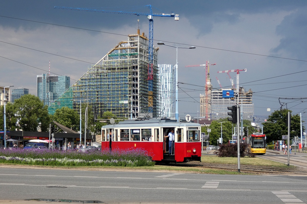 838
eNka jedzie w obsĹudze opĂłĹşnionego o ok. 10 minut kursu linii turystycznej T w relacji Plac Narutowicza (14:35)-Plac Narutowicza (15:29). W tle widoczny jest 128N #3613 w obsĹudze kursu linii numer 9 w relacji GocĹawek (14:52)-P+R Al. Krakowska (15:42). 
Słowa kluczowe: Inwestycje