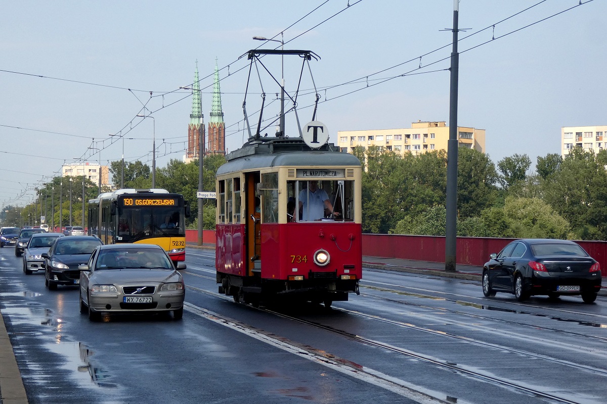 734
eNka jedzie w obsĹudze opĂłĹşnionego o ponad 10 minut kursu w relacji Plac Narutowicza (16:20)-Plac Narutowicza (17:04). Za niÄ jedzie Solaris #5232 w obsĹudze kursu linii numer 190 w relacji CH Marki (16:35)-Os. GĂłrczewska (17:37). 
