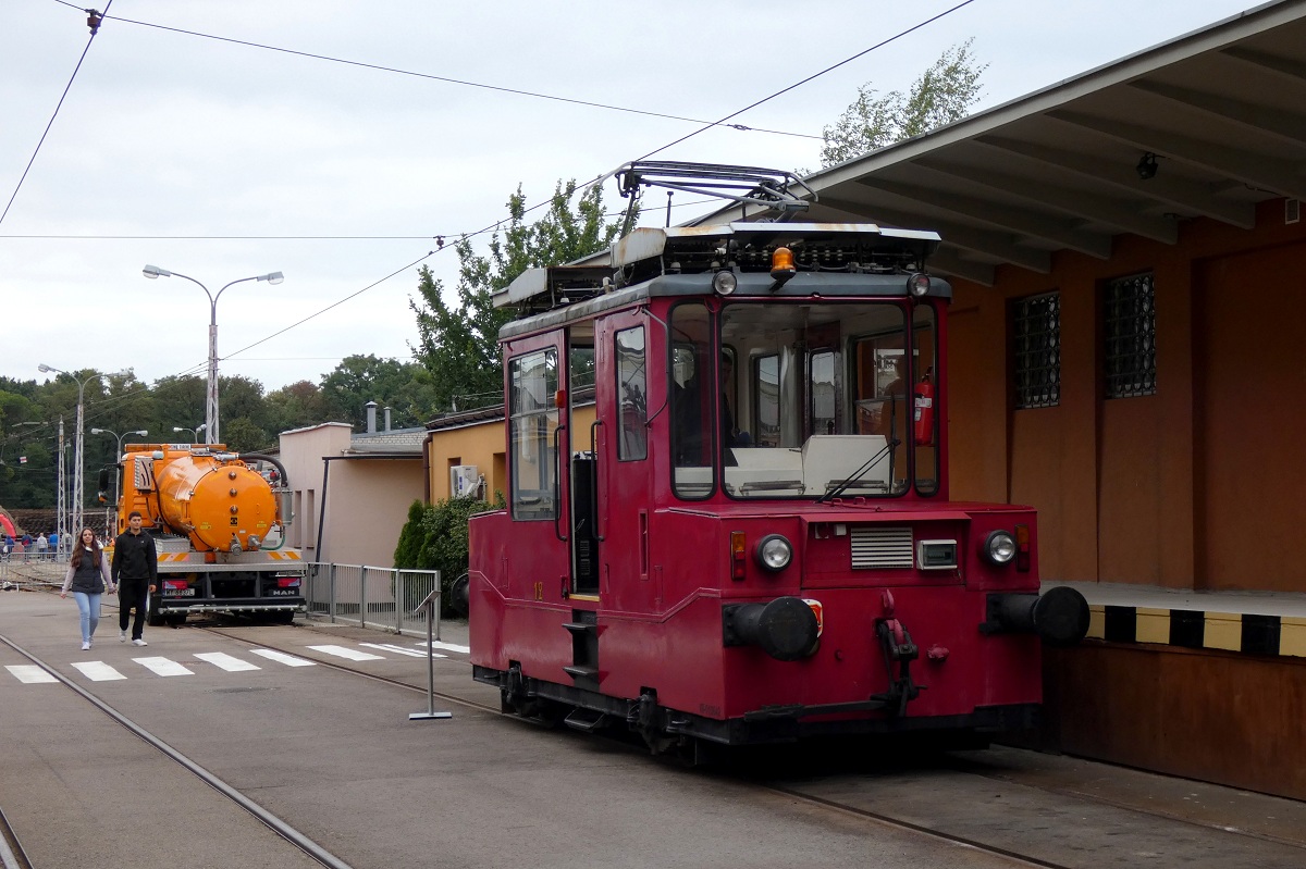 1/2
ElektrowĂłz TW nr 1/2 stoi wystawiony dla zwiedzajÄcych na terenie zajezdni technicznej T-1. 
Słowa kluczowe: DTP2019