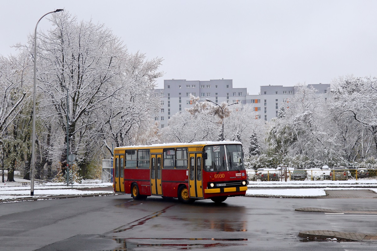 6930
Ikarus wjeĹźdĹźa na pÄtle po przyjeĹşdzie z ORT WĹoĹciaĹska by obsĹuĹźyÄ kurs linii numer 410: Metro Trocka (12:40)-Metro Marymont (13:31). 
Słowa kluczowe: IK260 Zima 10-lecie_wycofania_ikarusĂłw