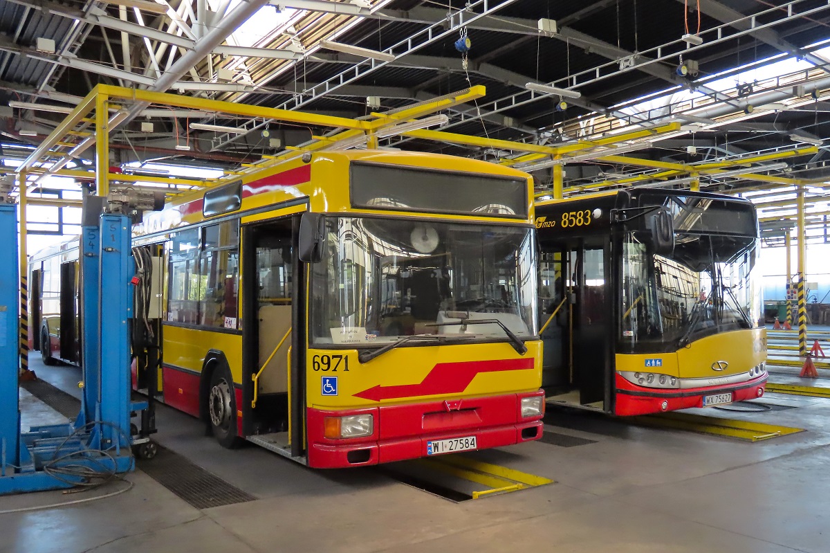 6971
Odkurzacz i Solaris Urbino 18 #8583 stojÄ w hali zajezdni Stalowa. 
