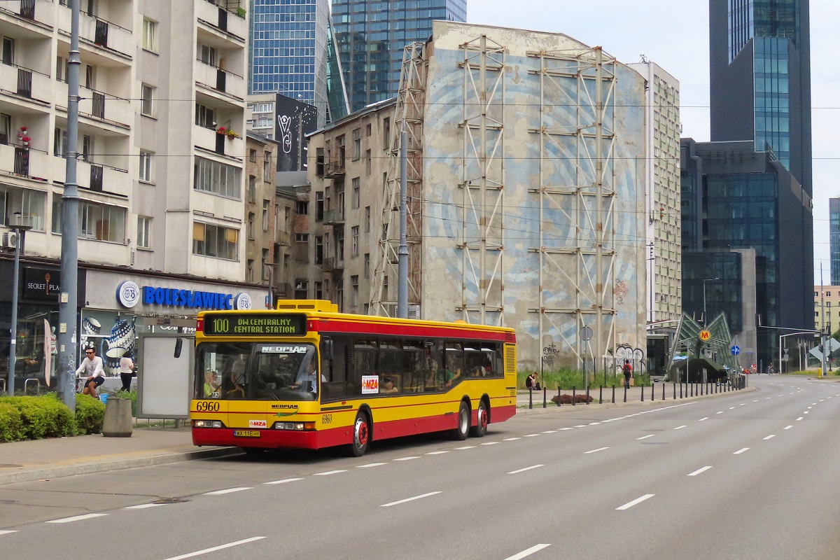 6960
Neoplan stoi na przystanku âRondo ONZ 06â jako kurs linii numer 100: Dw. Centralny (12:40)-Dw. WileĹski (13:13)-Dw. Centralny (13:45).
Słowa kluczowe: N4020 WLT2023