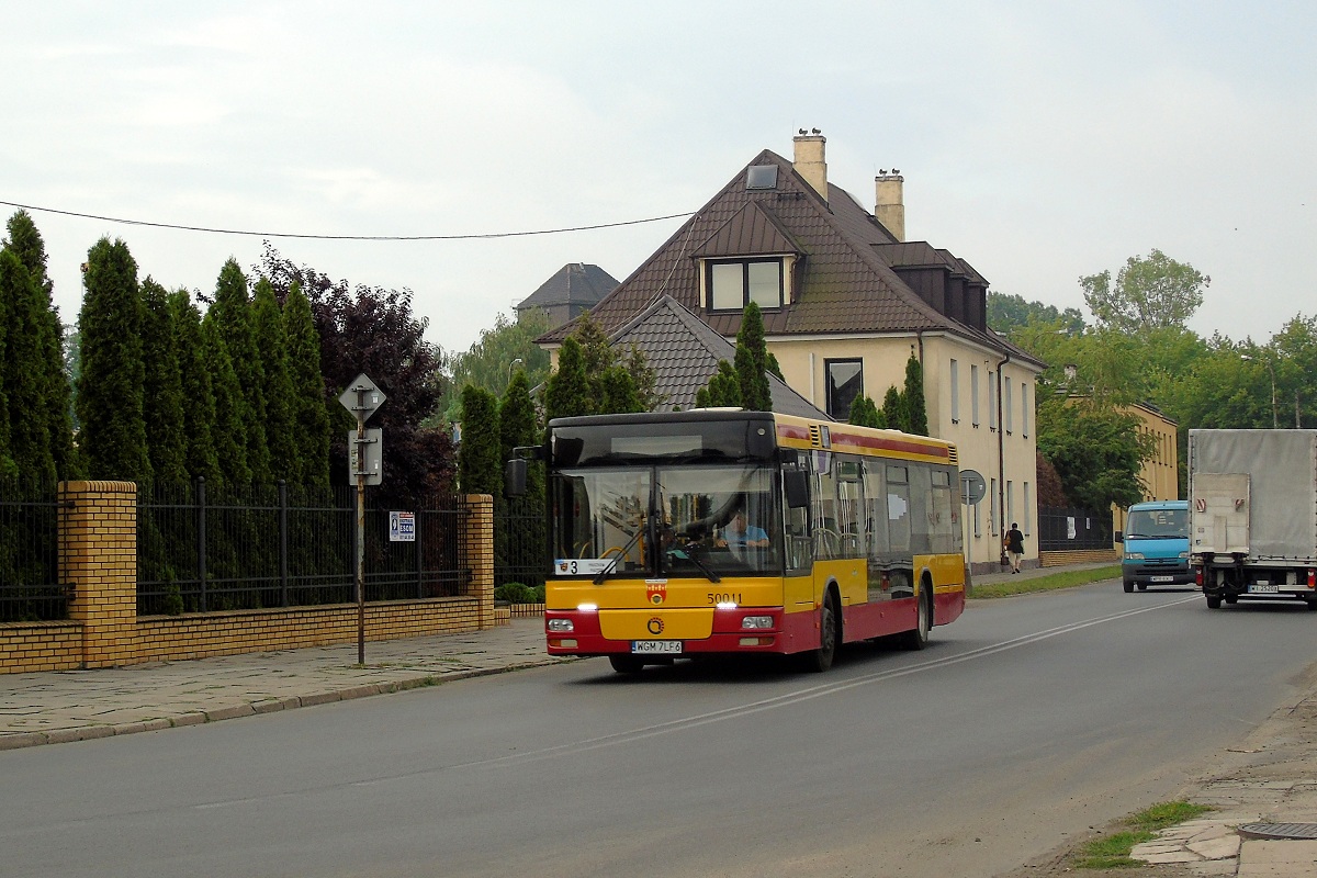 50011
SAM jedzie w obsĹudze kursu linii numer 3 w relacji PruszkĂłw InĹźynierska (7:00)-PiastĂłw Warszawska (7:14). 
Tego dnia w Pruszkowie rozpoczÄĹ siÄ czteroletni kontrakt na obsĹugÄ linii miejskich. WyĹoniony w postÄpowaniu wykonawca jakim zostaĹ PKS Grodzisk, zaoferowaĹ nowe ZAZ-y A10. Jednak nie wyrobiono siÄ z terminowym dostarczeniem ich PKS-owi przed rozpoczÄciem kontraktu w zwiÄzku z czym musiaĹ siÄ on ratowaÄ wĂłwczas trzyletnimi (formalnie) SAM-ami ĹciÄgniÄtymi z Grodziska i ZÄbek.  
Słowa kluczowe: DziwadĹo