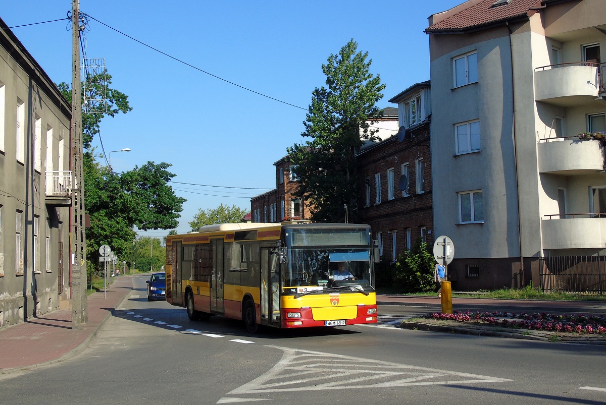 30017
SAM skrÄca w ul. WaryĹskiego jadÄc w obsĹudze kursu linii numer 3 w relacji PruszkĂłw InĹźynierska (7:30)-PiastĂłw Warszawska (7:44). 
Słowa kluczowe: DziwadĹo