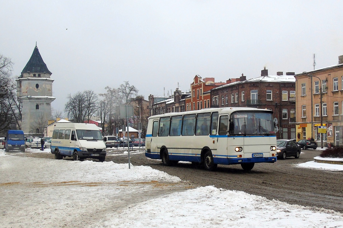 00132
Klamka wyruszyĹa z przystanku poczÄtkowego jako kurs "6130" linii podmiejskiej/miejskiej S2 - ĹťyrardĂłw PKP (9:10)-Sochaczew ChodakĂłw (10:01). Obok stoi Sprinter (Mercedes-Benz 413 CDI #00157) w oczekiwaniu na odjazd jako kurs "6153" linii podmiejskiej - ĹťyrardĂłw PKP (10:10)-Popielarnia (10:40). 
Słowa kluczowe: zima