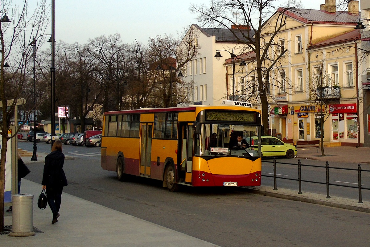 40133
Jelcz (ex. A533) oczekuje na wykonanie kursu "5858" linii numer 5 w relacji Grodzisk Maz. Dw. PKP (18:30)-Kozery Nowe PÄtla (18:57). 
Słowa kluczowe: DziwadĹo