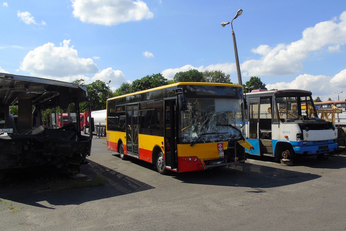 60005
ZAZ oczekuje na przeprowadzenie naprawy powypadkowej stojÄc na terenie grodziskiej zajezdni PKS Grodzisk. Obok niego widoczny jest Mercedes-Benz 814 D / AuwĂ¤rter Teamstar City #80103 w roli magazynu czÄĹci zamiennych. 
