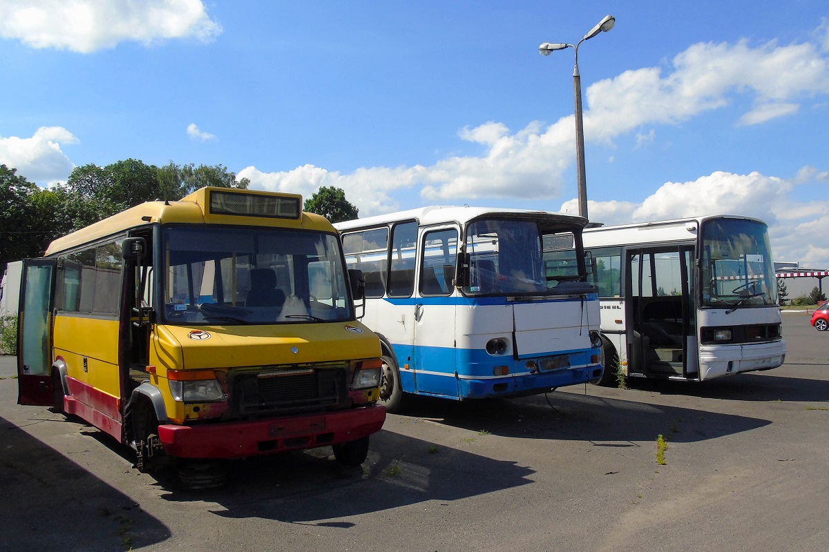 10002
TytuĹowy Mercedes, Autosan H9-21.41 #80001 i Setra S215 SL #00122 sĹuĹźÄ jako dawcy czÄĹci na tyĹach zajezdni.
