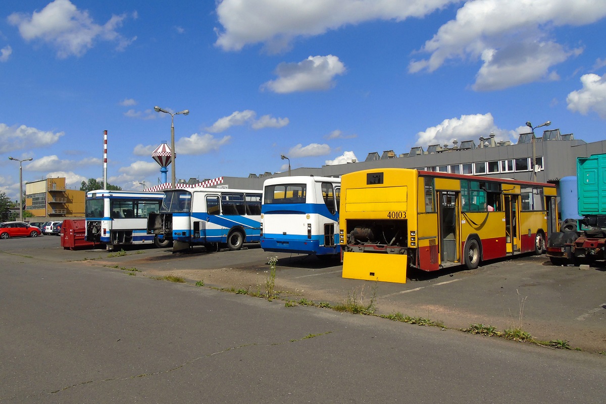 40103
Od prawej widoczne sÄ w roli magazynĂłw czÄĹci zamiennych: Jelcz 120M/3 #40103, Autosan H9-21 #70551, Autosan H9-21.41 #80001 i Setra S215 SL #00122. 
Słowa kluczowe: 120M