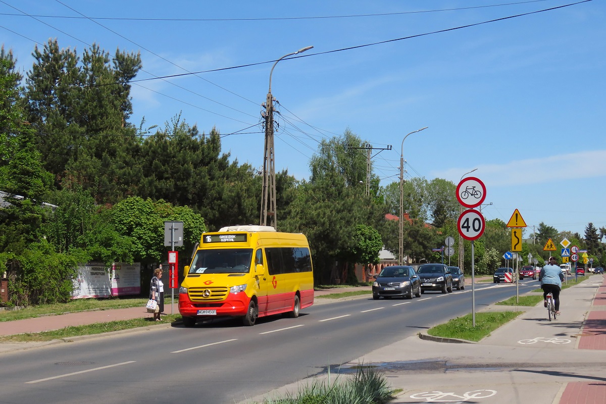 22028
Sprinter stoi na przystanku âGrodzisk Maz. Deotymy 01â jako kurs â108â linii numer 16 â Grodzisk Maz. Traugutta PKP (12:13)-Grodzisk Maz. Szpital (13:34). 
