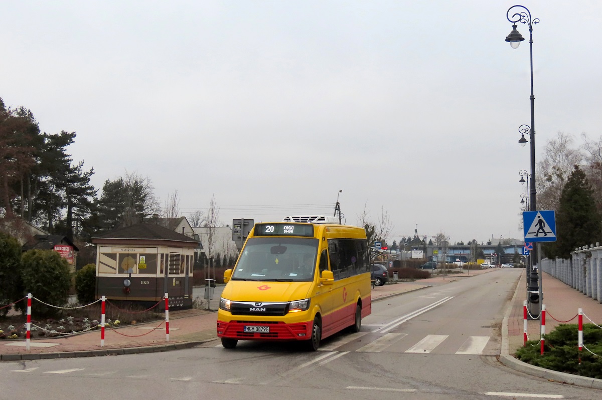 109 (22005)
MAN jedzie jako kurs 803 linii numer 20: Grodzisk Maz. Szpital (10:15)-Kaski DwĂłr (11:05). 
Obok widoczny jest mural przedstawiajÄcy wagon motorowy EN80. 
