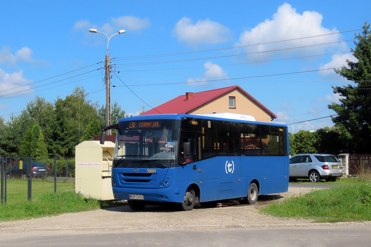 70031 (21091)
ZAZ stoi na przystanku âCzarny Las 01â w oczekiwaniu na wykonanie kursu linii numer L30: Czarny Las (11:00)-GĂłra Kalwaria Rynek (11:43). 
