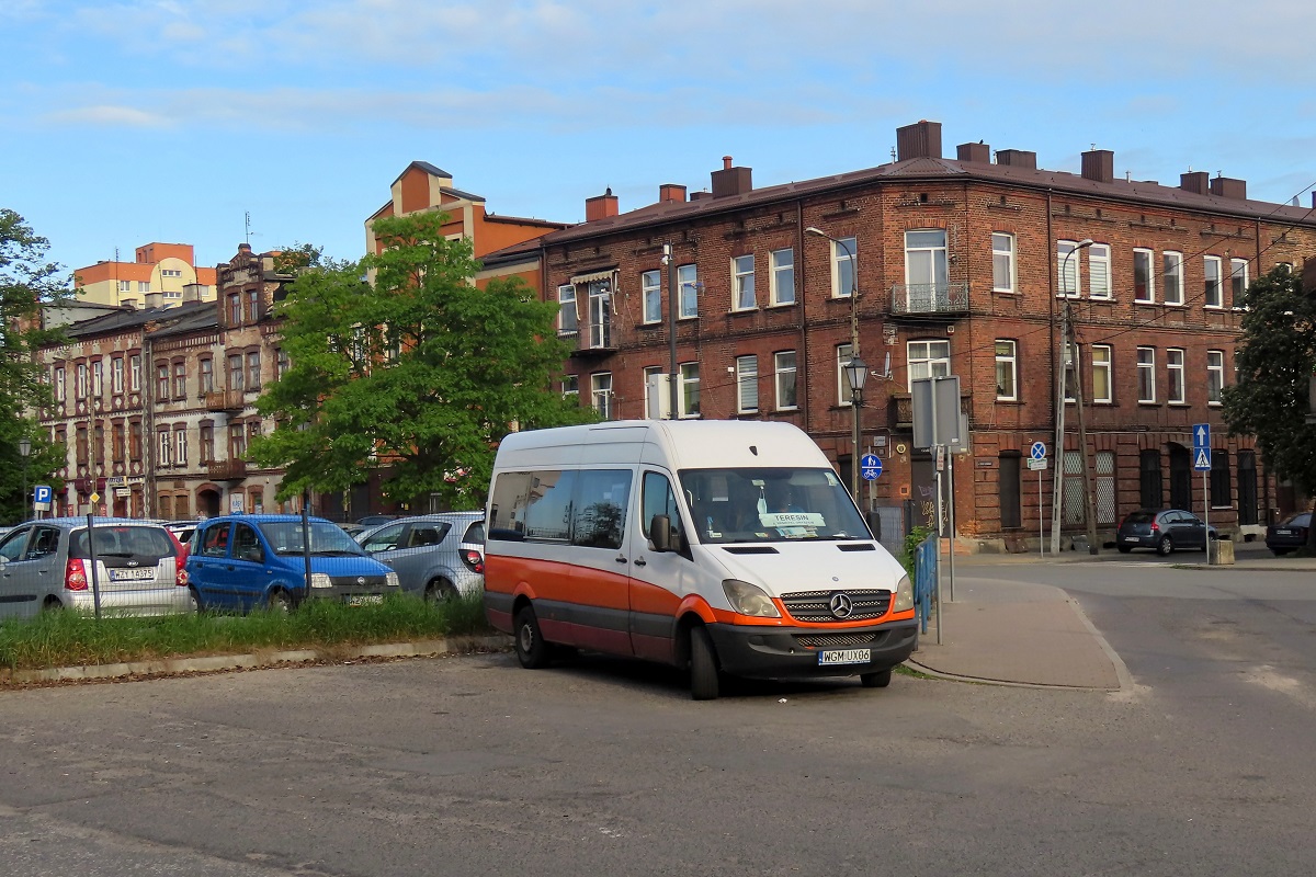 00163
Sprinter stoi na przystanku w trakcie przerwy pomiÄdzy wykonywaniem kursĂłw na linii podmiejskiej - ĹťyrardĂłw PKP - Teresin Gaj.
Co ciekawe wĂłz ten kiedyĹ planowo jeĹşdziĹ na L-kach w Starych Babicach. 
