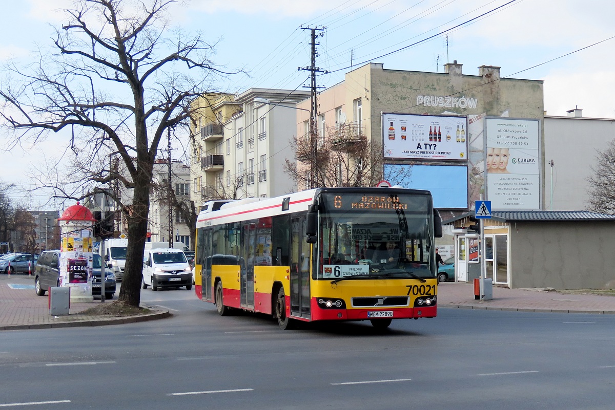 70021
Volvo wykonuje kurs linii numer 6 w relacji PruszkĂłw Os. Staszica (13:30)-OĹźarĂłw Mazowiecki PKP (13:55).
W dniu dzisiejszym ogĹoszono przetarg na obsĹugÄ komunikacji miejskiej w Pruszkowie od 01.07.2020 r. do 30.06.2024 r. W ramach przetargu uruchomionych zostanie 9 linii autobusowych obsĹugiwanych ĹÄcznie przez 15 pojazdĂłw (3 klasy MAXI, 12 klasy MIDI). Wszystkie pojazdy bÄdÄ musiaĹy byÄ wyprodukowane w bieĹźÄcym roku z wyjÄtkiem dwĂłch pojazdĂłw rezerwowych ktĂłre bÄdÄ mogĹy byÄ z 2015 r. Z ciekawszych rzeczy zostanie wprowadzony nowy system biletowy z kasownikami (przy czym obecna sprzedaĹź biletĂłw z kasy fiskalnej pozostanie), autobusy bÄdÄ pomalowane na srebrny kolor, posiadaÄ bÄdÄ m.in. system zliczania pasaĹźerĂłw czy dynamiczny system informacji pasaĹźerskiej (w tym zapowiedzi gĹosowe). 
Słowa kluczowe: DziwadĹo