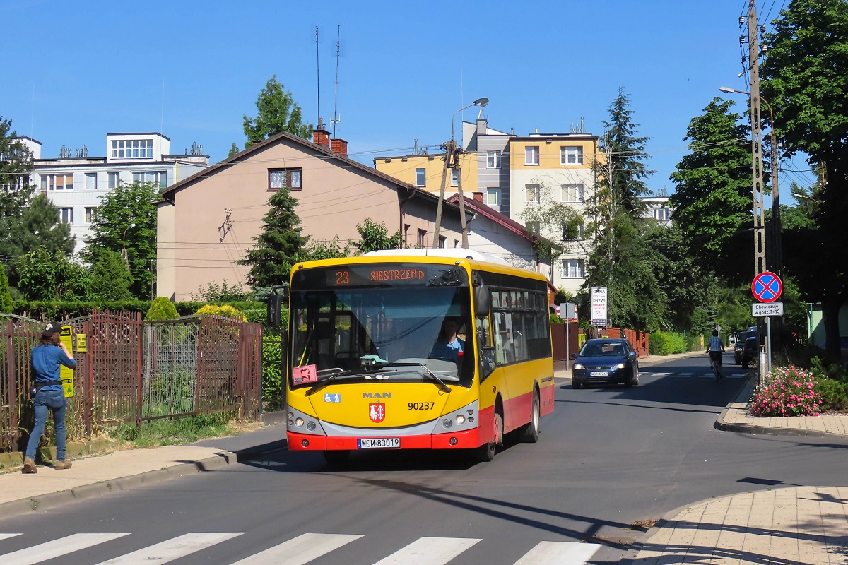 90237
Libero jedzie jako kurs linii numer 23 â Grodzisk Maz. Dw. PKP (16:15)-SiestrzeĹ Grodziska (17:05). 
24 godziny po wykonaniu tego zdjÄcia, wĂłz kilkaset metrĂłw dalej na ul. MontwiĹĹa, stanÄĹ w pĹomieniach, ktĂłre wydobywaĹy siÄ z komory silnikowej. To raczej oznacza koniec kariery tego wozu w PKS Grodzisk.
Słowa kluczowe: MOBLIBERO