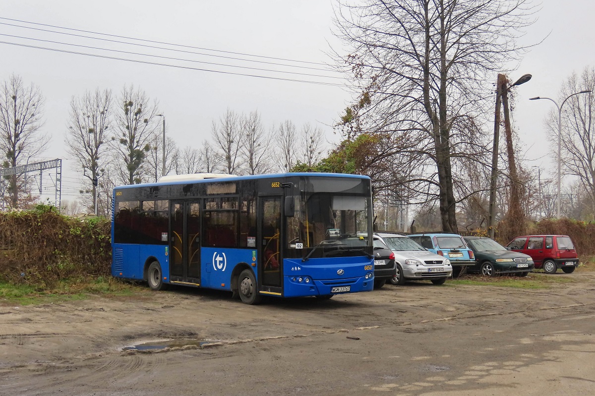 66521 (70022)
ZAZ stoi na zajezdni w trakcie przerwy w wykonywaniu kursĂłw na dodatku 02 linii L-6. 
