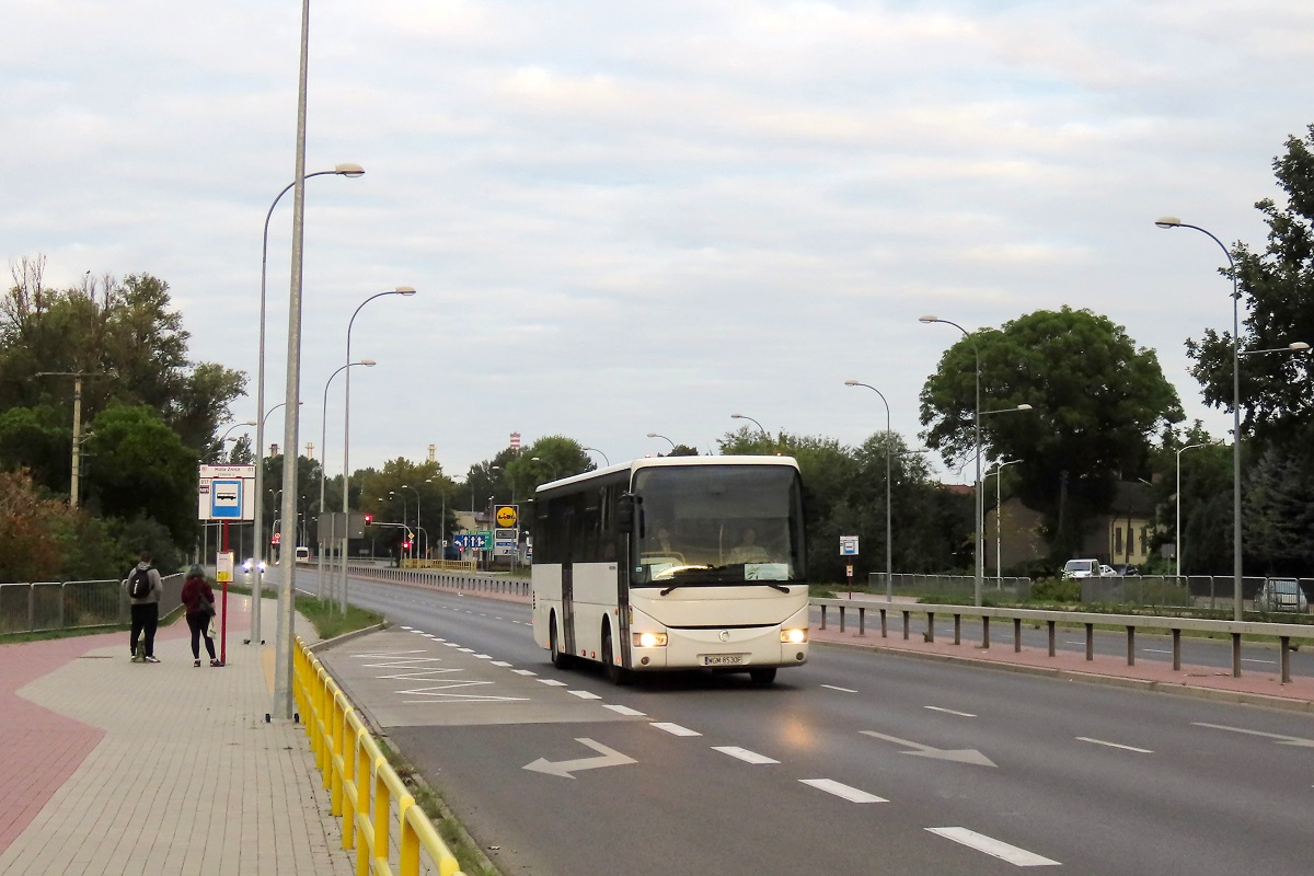 22001
Irisbus mija przystanek âPruszkĂłw Hala Znicz 01â  jadÄc jako kurs â19288â linii ZKA KM Z1 â PruszkĂłw (6:20)-Warszawa Zachodnia (6:54). 
Słowa kluczowe: ZaPociÄg