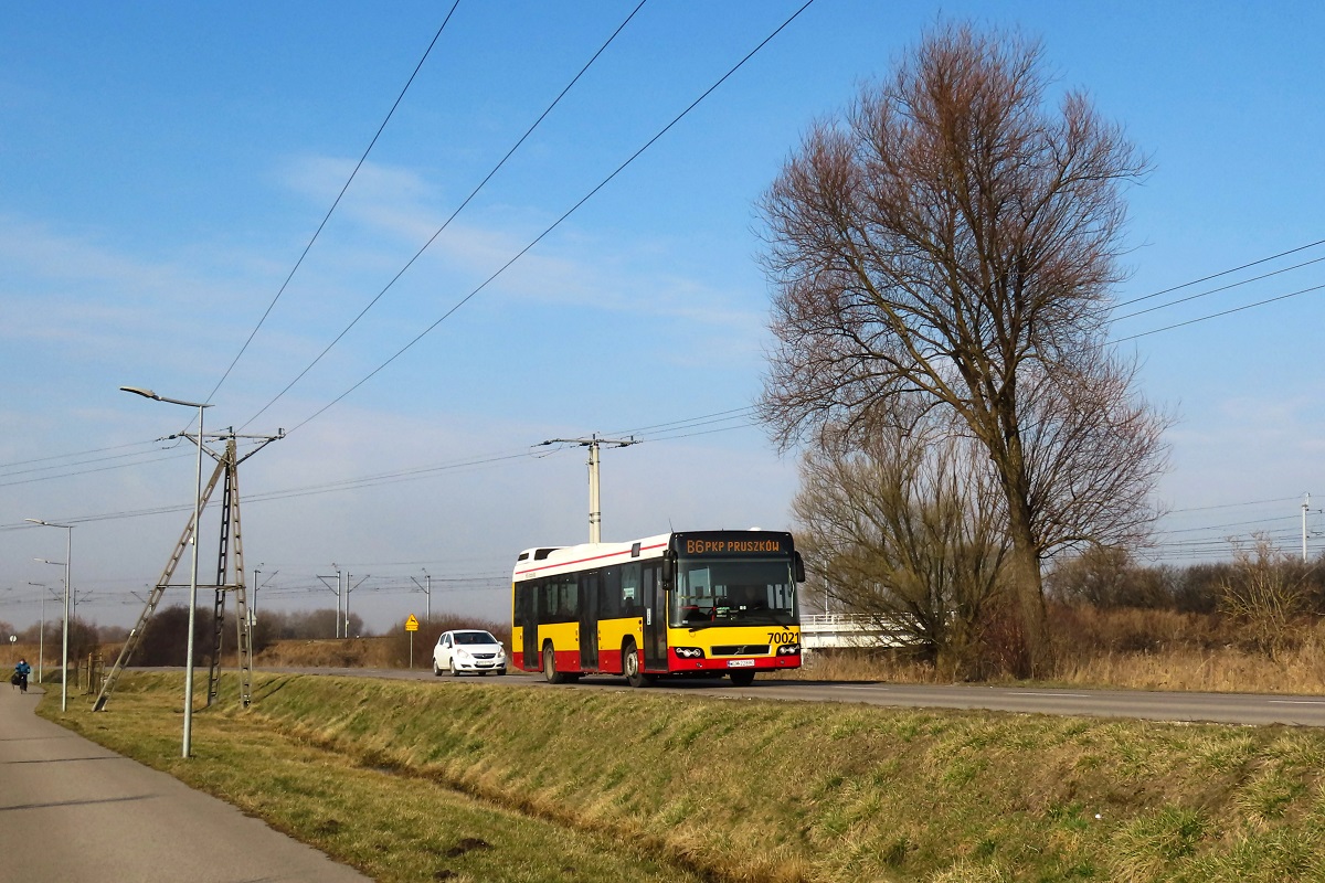 70021
Volvo jedzie jako kurs linii numer B6 â BrwinĂłw Rynek (8:50)-PKP PruszkĂłw (9:11). 
