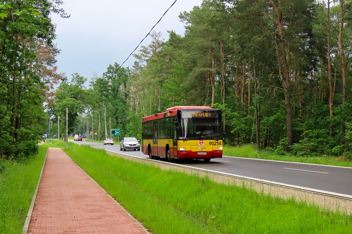 90214
MAN wykonuje kurs â5173â linii numer 2 w relacji Grodzisk Maz. Dw. PKP (13:15)-MakĂłwka (13:33). 

