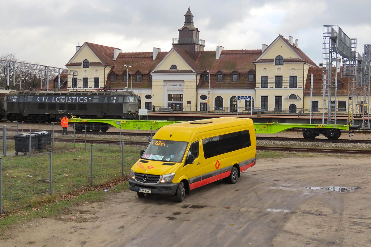 WGM 66V2
Sprinter stoi na pÄtli przy kĹadce nad torami oczekujÄc na wykonanie kursu â306â linii numer 16 â Grodzisk Maz. Traugutta Dw. PKP (12:43)-Grodzisk Maz. Szpital (14:04). W tle na torze nr 11 stoi wygaszony ET22-143 z niewidocznymi na zdjÄciu wÄglarkami. 

Słowa kluczowe: DziwadĹo
