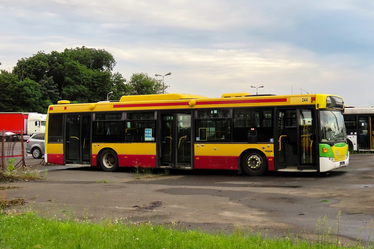70222
Scania stoi na terenie grodziskiej zajezdni PKS Grodzisk. 
Scania ta posiada jeszcze charakterystyczne elementy dla okresu jej pracy w MZK Zielona GĂłra jak malowanie przodu i tyĹu czy wyklejone numery taborowe. 
