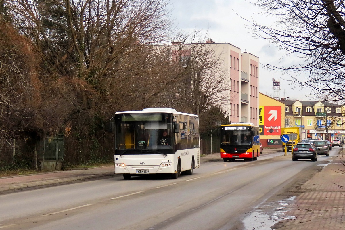 60010
TytuĹowy ZAZ jedzie jako kurs â208â linii numer 20 (a w sumie linia widmo patrzÄc na brak jakichkolwiek oznaczeĹ na pojeĹşdzie) â Grodzisk Maz. Szpital (13:00)-Kaski DwĂłr (13:49). Za nim jedzie ZAZ A10C3A #20148 jako kurs â113â linii numer 22 â Grodzisk Maz. Dw. PKP (13:00)-MakĂłwka Lukrecji (13:20). 
Słowa kluczowe: DziwadĹo
