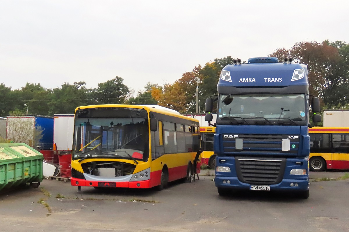 90237
Jelcz jako dawca czÄĹci stoi na terenie zajezdni. W tle podobnÄ rolÄ peĹni SAM A21 #30027.
