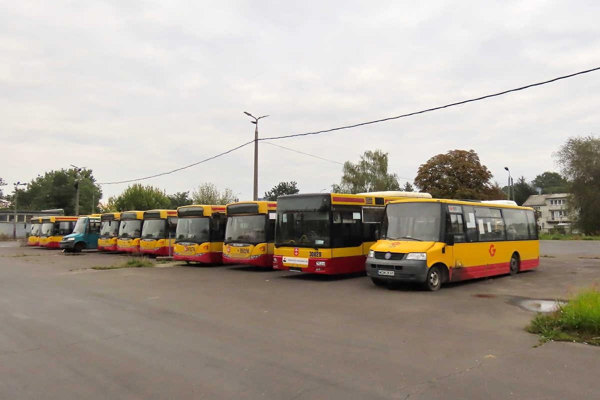 101 (50009)
TytuĹowe ProCity stoi odstawione na tyĹach zajezdni. Za nim stojÄ kolejno: SAM A21 #30029, Scania CN270UB 4x2 EB #80291, Scania CN270UB 4x2 EB #80278, Scania CN270UB 4x2 EB #80286, Scania CN270UB 4x2 EB #80301 (ex. 49684), Scania CN270UB 4x2 EB #70213, VDL Berkhof ProCity #50018, Scania CN270UB 4x2 EB #80281 i Scania CN270UB 4x2 EB #80275. Wozy te sÄ gĹÄbokÄ rezerwÄ - wiÄkszoĹÄ z tych autobusĂłw po przeglÄdzie nadal mogĹa by jeĹşdziÄ.
