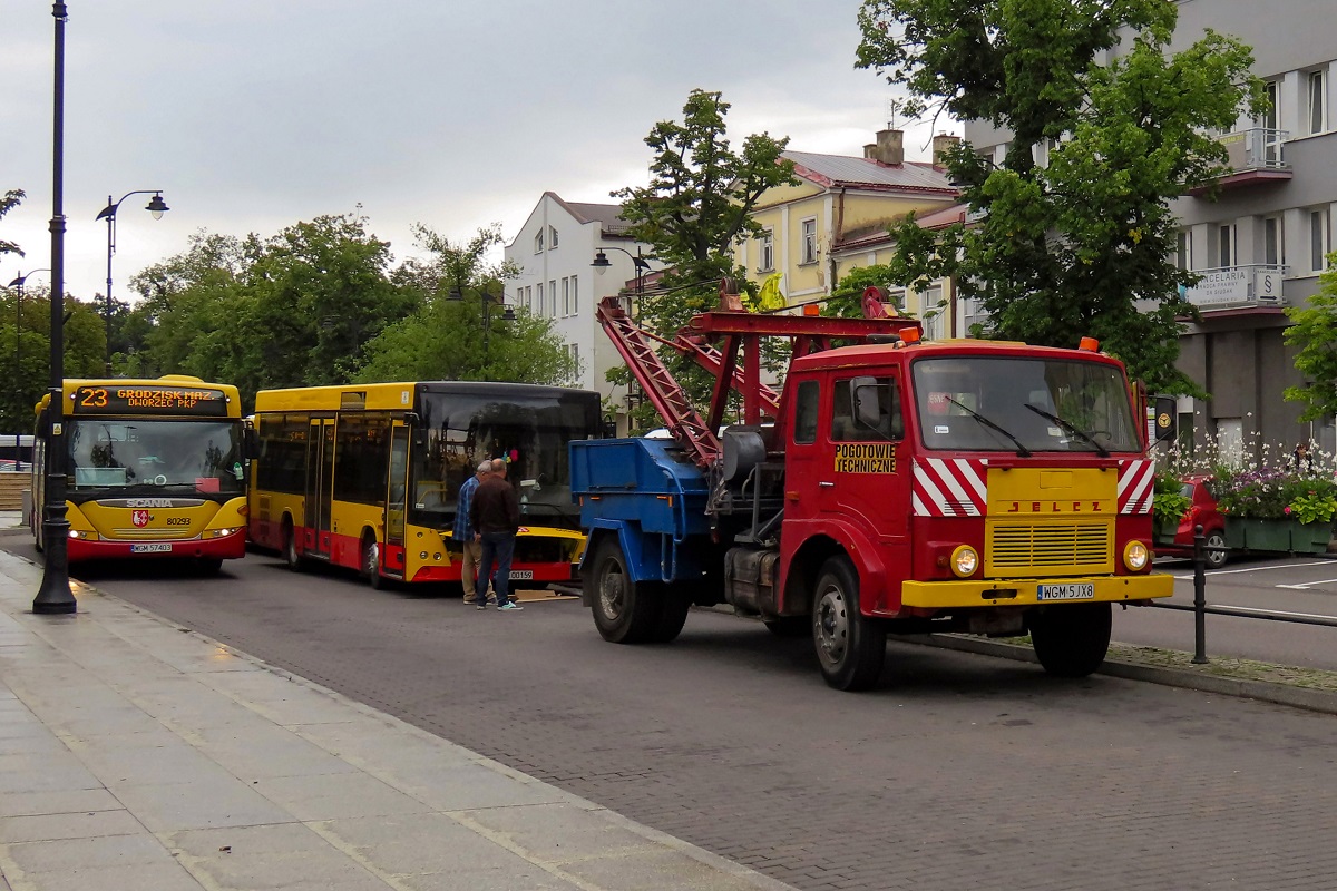82620
Jelcz przyjechaĹ na pÄtlÄ przy dworcu PKP by zabraÄ zepsutego MAZ-a. MAZ ten przyjechaĹ wczeĹniej jako kurs linii numer 30 â PieĹki SĹubickie (7:02)-Grodzisk Maz. Dw. PKP (7:42). NastÄpnie miaĹ pojechaÄ jako kurs linii numer 30 â Grodzisk Maz. Dw. PKP (7:45)-PieĹki SĹubickie (8:27). Ostatecznie na tej brygadzie jeĹşdziĹ VDL Berkhof ProCity #30025. Obok widoczna jest Scania po wykonaniu kursu linii numer 23 â SiestrzeĹ (8:14)-Grodzisk Maz. Dw. PKP (8:55). NastÄpnie Scania zjedzie na zajezdniÄ. 
Słowa kluczowe: Awaria