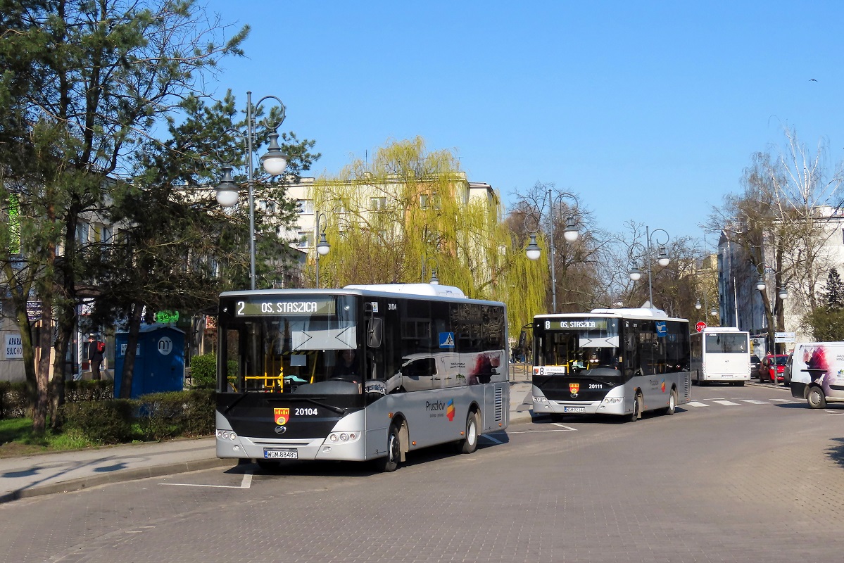 20104
TytuĹowy ZAZ stoi na przystanku âWKD PruszkĂłw 01â jako kurs linii numer 2 â KomorĂłw PÄtla (8:20) - PruszkĂłw Os. Staszica (8:49). Za nim stoi ZAZ A10C3A #20111 w trakcie przerwy pomiÄdzy wykonywaniem kursĂłw na linii numer 8 (WKD PruszkĂłw - PruszkĂłw Os. Staszica). W tle zaĹ widoczny jest tyĹ ZAZ-a A10C3A #20106 jadÄcego jako kurs linii numer 4 â WKD PruszkĂłw (8:35) - PruszkĂłw Os. Staszica (9:02). 
