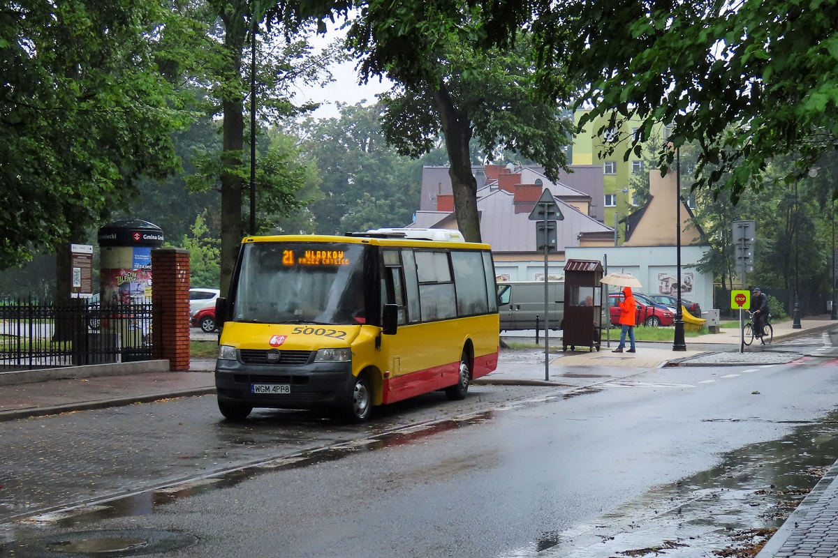 50022
ProCity stoi na parkingu w trakcie przerwy w wykonywaniu kursĂłw na linii numer 21. 
