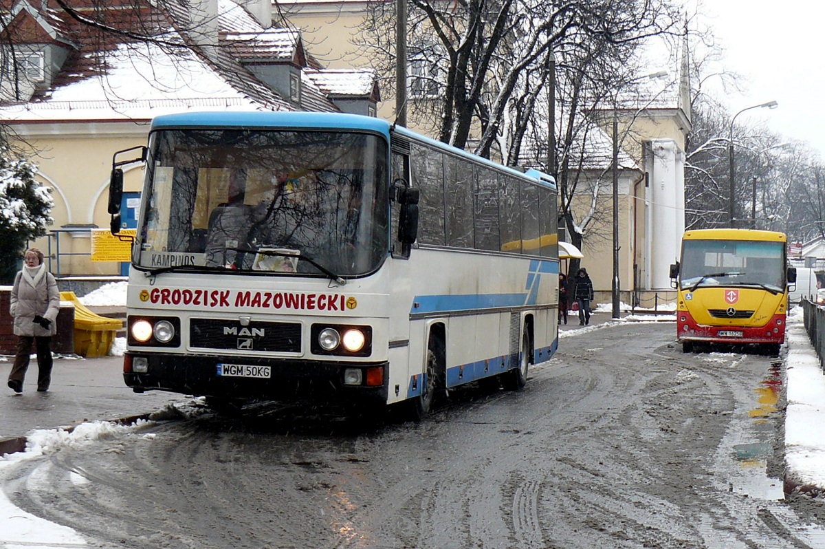 50114
MAN oczekuje na wykonanie kursu do Kampinosu. W tle widoczny Autosan H7-20.06.01 #60216.  
