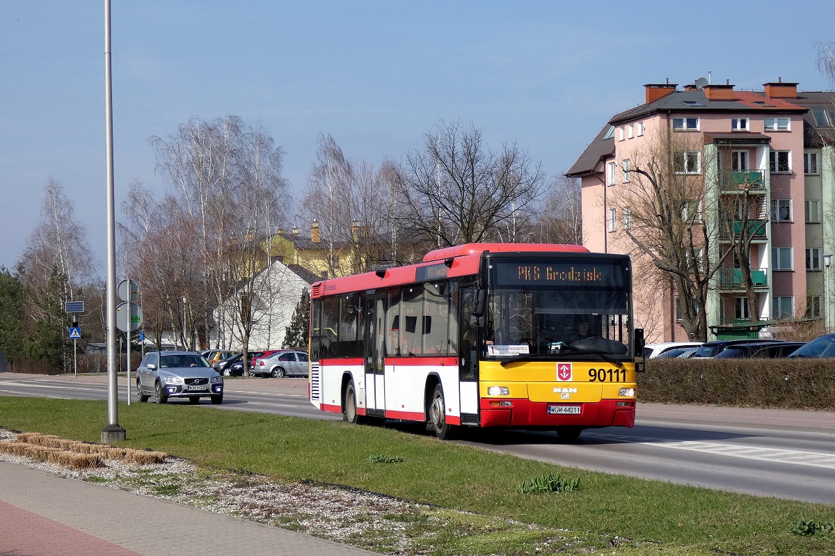 90111
MAN jedzie w obsĹudze opĂłĹşnionego o ponad 10 minut kursu â5049â linii numer 1 w relacji Grodzisk Maz. Dw. PKP (12:53)-WĹadkĂłw PÄtla (13:30) p. Grodzisk Maz. Os. Teligi (13:01). 
I tym razem nie starczyĹo farby na pomalowanie caĹego autobusu... OprĂłcz tego w Grodzisku majÄ pojawiÄ siÄ jeszcze 3 takie MAN-y. 
